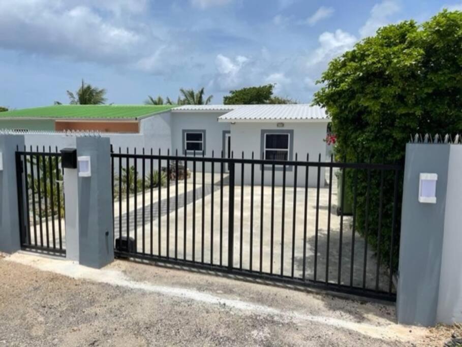 Villa Susanna 3 bedroom 2 bathroom house sleeps 5plus Willemstad Esterno foto